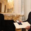 Bayerns Innenstaatssekretär Gerhard Eck hat hat Emil Heinemann (rechts) mit dem Bundesverdienstkreuz am Bande geehrt.