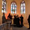 Segnung durch Pfarrerin Melanie von Truchseß und weiteren Asisstenten am Altar. Segnung durch Pfarrerin Melanie von Truchseß und weiteren Asisstenten am Altar.