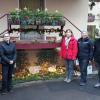 Claudia Endrich, Rosel Eitel, Sieglinde Kunz, Notburga Scheiner, Erika und Ingo Diener (von links) haben eine festliche Landschaft mit Naturmaterialien gestaltet. Im Gedenken an den verstorbenen „Museumsdirektor“ Josef Roßmann bleibt das Adventsfenster bis Weihnachten bestehen.