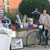 Sabine Eckert (links) bestückt das "Mäuerle" vor ihrem Haus mit zahlreichen gut erhaltenen, gebrauchten Schätzen. Ihre Bekannte Annette Johnen steuert ein ausgemustertes Damenfahrrad bei.