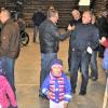 Angeregt im Gespräch über das Konzept für das Gewerbegebiet am Hirtenweg sind die Bürgerinnen und Bürger in der Halle der Firma Gleitsmann. An acht Stationen kann man Einblick in den aktuellen Stand der Überlegungen nehmen. Angeregt im Gespräch über das Konzept für das Gewerbegebiet am Hirtenweg sind die Bürgerinnen und Bürger in der Halle der Firma Gleitsmann. An acht Stationen kann man Einblick in den aktuellen Stand der Überlegungen nehmen.