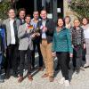 Vor dem Rathaus in Maen Roch (von links): Andrzej Firganek, Marie-Claire Bauer, Mukundi Hartmann, Florian Burkard, Thomas Janvier, Michel Bélé, Michael Hombach, Pascale Tazartez, Marie-Armelle Blanc, Isabelle Deléphine und Laura Körber.