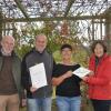 Die Urkunde und Plakette für den „Naturgarten – Bayern blüht“ überreichten an Norbert und Karin Dürr (Bildmitte) Karl Wolf und Christine Bender.