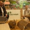 Meister Lampe mal im Rampenlicht: Johannes Saal, Vorsitzender des Schweinfurter Tierschutzvereins, und Geschäftsführer Dirk Winter (Fressnapf Mainfranken) vor der neuen Adoptierstube des Tierheims.