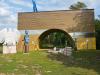 Die Goldene Brücke ist heute noch das Kunstobjekt, das als erstes die Blicke auf sich zieht. In den vergangenen Jahren ist im Umfeld ein besonderer Skulpturenpark entstanden, der an die einstige Teilung Deutschlands, aber auch an die Wiedervereinigung erinnert.
