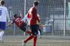 Artistisch bringt Schwebenrieds Marcel Kühlinger (Mitte) den Ball aufs Höchberger Tor. Den Abpraller kann er dann zum 1:3-Zwischenstand über die Linie bugsieren.