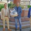 Musikschulleiter Edgar Tempel (links) und Bürgermeister Dr. Lukas Braun gratulierten dem Schlagzeuglehrer Martin Scheffel für sein erfolgreiches musikalisches Wirken seit 30 Jahren.