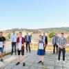 Die Prüfungsbesten (von links) Arthur Schmiedel, Tobias Brünn, Tobias Kaufmann, Annika Winkler und Mike HenigEs gratulierten (von links, hinten) Obermeister Detlef Lurz, Alexander Koller (Vorsitzender des Gesellenprüfungsausschusses Konstruktionstechnik) und Edwin Gernert (Vorsitzender des Gesellenprüfungsausschusses Feinwerkmechanik). Max Schwerd fehlt auf dem Foto.