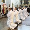 Bei einem Festgottesdienst im Kiliansdom hat Weihbischof Ulrich Boom sechs Männer zu Diakonen geweiht.