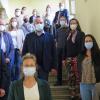 Bei der Abschlussfeier des „Bayerischen Testzentrums Uniklinik“ kamen Vertreter und Vertreterinnen aus den beteiligten Institutionen in Haus D20 zusammen. Im Vordergrund links Professor Oliver Kurzai, Vorstand des Instituts für Hygiene und Mikrobiologie der Uni Würzburg, und rechts Dr. Thiên-Trí Lâm, der ärztliche Leiter des Testzentrums.