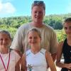 Ein Gewinnertrio von links: Zoe Korzynietz, Lynn Korzynietz, Nina Beck mit Trainer Lennart Grünwald.
