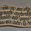 Dass es sich bei der Stadtpfarrkirche Bad Königshofen um eine Marienkirche handelt, kann man dieser Tafel entnehmen. Sie ist an der Südseite angebracht und verweist auf den Baubeginn 1442.