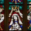 Das große Hauptfenster im Chorraum der Stadtpfarrkirche Bad Königshofen verweist auf das Fest Mariä Aufnahme in den Himmel und die Krönung Mariens.