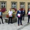 Auf dem Bild sind zu sehen (von links) Lena Cabut (Stabsstelle Kreisentwicklung), Wolfgang Neumann (Deutsche Telekom Privatkunden-Vertrieb GmbH) Josef Scherl (Konzernbevollmächtigter der Telekom Deutschland GmbH), Stefan Kießner (Bürgermeister Oberstreu), Frank Reichert (Stabsstelle Kreisentwicklung), Ansgar Zimmer (Bürgermeister Heustreu) und Christian Kolodziej (Deutsche Telekom Technik GmbH)