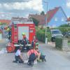 Ein verkohlter Schweinebraten löste am Sonntagmittag einen größeren Feuerwehreinsatz in der Gerolzhöfer Sudetenstraße aus. Das Bild entstand bei den Abbau- und Aufräumarbeiten der Feuerwehr.