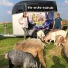 Der neuen Pferdeanhänger der Arche Noah mit (von links) Sandra Knaus, Geschäftsführerin Helmut Knaus KG Campingparks, und Tanja Dürr, Vorsitzende der Wander- und Naturfreunde.