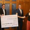 Bei der Scheckübergabe (von links): Lions-Distrikt-Governor Hans-Joachim Grassmann, Bürgermeister Martin Heilig, Präsident des Lions-Club Würzburg-Löwenbrücke, Matthias Wagner, und Projektverantwortliche Maria Bolz.