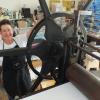 Linda Schwarz, hier bei der Arbeit an einer 250 Jahre alten Tiefdruckpresse in ihrer Werkstatt im Homburger Schloss, wurde für ein Stipendium auserwählt und wird in der Papiermühle Basel ausstellen.
