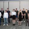 Die Abschlussklasse der Irena-Sendler-Schule in Hohenroth mit zweiter Konrektorin Carmen Wochnik (links), Klassenleiter Christoph Ziegler (Vierter von links), Schulleiter Jürgen Endres (Vierter von rechts) und stellvertretender Schulleiterin Annette Voll (rechts)