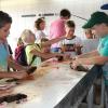 Ferienprogramm in Volkach: Beim Besuch der Fischzucht Gerstner durften die Kinder auch Fische ausnehmen.
