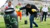 Dr. Michael Bilharz (3 Fürs Klima e.V./links) und Bürgermeister Martin Heilig bringen gemeinsam die erste Tonne CO2 ins Rollen und markieren so den Auftakt zur Klimawette in Würzburg.
