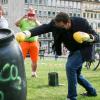 Dr. Michael Bilharz (3 Fürs Klima e.V./links) und Bürgermeister Martin Heilig bringen gemeinsam die erste Tonne CO2 ins Rollen und markieren so den Auftakt zur Klimawette in Würzburg.