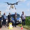 Auf dem Foto von links: Jan Eicke, der die Drohne bedient, Landwirt Arnold Bedenk mit Sohn Philipp aus Schallfeld, Christoph Friedrich vom Maschinenring Gerolzhofen und Andreas Steiner von der Firma Aerial Solutions. Foto: Lothar Riedel