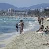 Touristen am Strand von Arenal in Palma de Mallorca. Bei einem Reiserückkehrer von der spanischen Mittelmeerinsel Mallorca ist im Landkreis Haßberge die Delta-Variante des Coronavirus nachgewiesen worden.