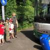 Den Kindern wird beim Schulwegtraining das Verhalten an der Bushaltestelle nahegebracht.