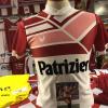 Ein Aufstiegsleibchen: Mit diesem Trikot schafften die Rothosen 1990 mit einem gewissen Bernd Hollerbach als Spieler den Sprung in die Bayernliga. Ein Aufstiegsleibchen: Mit diesem Trikot schafften die Rothosen 1990 mit einem gewissen Bernd Hollerbach als Spieler den Sprung in die Bayernliga.