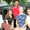 Die vier Tschechinnen Karolina Kalinova, Zuzana Macounova, Dobroslava Stranska und Josefina Krojidlova (von links) erlebten ein Schuljahr mit einigen Hindernissen am Wiesentheider Gymnasium. Betreut werden sie von Lehrer Harald Godron.