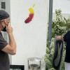 Am Mittwochnachmittag hat Künstler Thomas Baumgärtel (links) am Ärztezentrum in Gerolzhofen eine "Impfbanane" auf die Hauswand gesprüht. Mit im Bild ist Dr. Holger Blum vom Ärztezentrum zu sehen.