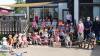 Übergabe der Bastel- und Ideenkiste THW an den Kindergarten St. Jakobus d. Ä. (von links): Jasmin Kempf (Erzieherin), Eva Leimeister (Erzieherin), Mirjam Roth-Stein (Erzieherin), Sandra Engelhart (Stellvertretende Leitung Kindergarten), Friedrich Engelke (Bürosachbearbeiter Bundesfreiwilligendienst THW Regionalstelle Karlstadt), Lars Basilowski (Bufdi THW Regionalstelle Karlstadt) sowie natürlich die Kinder des Kindergartens.