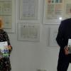 Monika Strätz-Stopfer vom Koordinierungszentrum Bürgerschaftliches Engagement (KoBe) und Landrat Wilhelm Schneider präsentieren die Neuaflage des Seniorenratgebers für den Landkreis Haßberge.