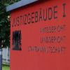 Das Justizgebäude in Coburg: Polizist vor Gericht: Weil bei ihm laut Anklage kinderpornografische Bilder und Nacktaufnahmen von Kolleginnen gefunden worden waren, steht ein junger Polizist an diesem Dienstag vor Gericht. 