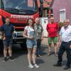 Die Bundestagskandidatin der Freien Wähler, Jessica Klug, informierte sich in Karsbach über verschiedene Themen und Einrichtungen. Stellverertender Kommandant Alexander Machacek und Jugendwart Alexander Kolar berichten über die Wehr und deren Jugendarbeit. Jessica Klug war der Einladung von Lorenz Höfler (rechts) gefolgt.