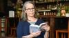 Die Würzburger Autorin Ulrike Sosnitza liest am Donnerstag beim MainLit Festival aus "Die Glücksschneiderin". Die Bluse, die sie hier trägt, hat sie im Zuge der Recherche für ihr  neues Buch als Upcycling-Projekt geändert.
