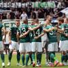 Schulterschluss: "Alles geben für Liga 3" fordern die Fans - die Spieler machen sich gegenseitig Mut.