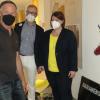 Alles Banane: Künstler Thomas Baumgärtel, Stefan Muffert als Vorsitzender des Kunstvereins sowie Personalleiterin Yvonne Riegel-Then vor Impfbanane Nr. 3.