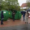 Der Platz für die Abfallcontainer mit der bekannten "Bockwurst" in Waldberg wurde gepflastert. Die Mitglieder des Bausschusses schauten sich das Ergebnis an. Im Bild von links: Bürgermeisterin Sonja Reubelt, Erwin Voll (Langenleiten), Steffen Zehe (Schmalwasser), der stellvertretende Bürgermeister Siegfried Söder (Waldberg) und Guido Gesierich (Bauamt Gemeinde Sandberg).