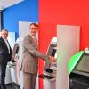 Gemeinsam am Geldautomaten im neuen Finanzpunkt in Großrinderfeld (von links): Michael Schneider (Vorstand Volksbank Main-Tauber) und Peter Vogel (Vorstand Sparkasse Tauberfranken). Gemeinsam am Geldautomaten im neuen Finanzpunkt in Großrinderfeld (von links): Michael Schneider (Vorstand Volksbank Main-Tauber) und Peter Vogel (Vorstand Sparkasse Tauberfranken).