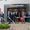 Gemeinsam mit Bürgermeister Johannes Leibold (Mitte) durchschnitten die Vorstände der Sparkasse Tauberfranken und der Volksbank Main-Tauber das Absperrband und eröffneten damit in Großrinderfeld den ersten gemeinsamen Finanzpunkt der beiden Regionalbanken.