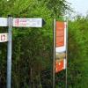 Wegweiser und Tafeln des Wanderwegs "Im Streuobst Zellingen" dienen der Orientierung der Wanderer und informieren über Strecke, Wissenswertes und Wege in der Nähe.