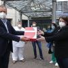 Der Rubel rollt dank Restcent-Aktion: Bei der Gutscheinübergabe mit dabei waren Winfried Wiendl und Yvonne Riegel-Then sowie (hinten von links) Krankenschwester Susanne Tröster, Andreas Hering als stellvertretender Pflegedirektor und Fachkrankenschwester Xhevahire Gumbrecht.