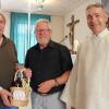 Gerhard Zösch wurde für zehn Jahre Seniorenleiter in Sand geehrt. Das Bild zeigt (von links) Bürgermeister Bernhard Ruß, Gerhard Zösch und Pastoralreferent Norbert Zettelmeier.
