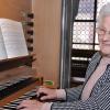 Die Jubilarin an der Königin der Instrumente: Edeltraud Englert spielt „ihre“ Orgel.