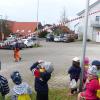Die Bauhofmitarbeiter haben in Greußenheim trotz der anhaltenden Corona-Pandemie den traditionsreichen Maibaum an seinem gewohnten Platz aufgestellt.
