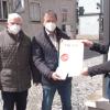 OBA-Leiter Alexander Schmidt (rechts) überreicht an Bürgermeister Thomas Helbling und den städtischen Behindertenbeauftragten Karl-Heinz Schönefeld Postkarten mit Verbesserungsvorschlägen für den öffentlichen Raum. 