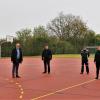 Über die  gelungene 110 000 Euro teure  Erneuerung des Hartplatzes  des Schulsportzentrums freuen sich (von links): Andreas Körber (Hausmeister), Bürgermeister Jürgen Götz, Marco Sauer (Hochbau), Volker Wendinger (Hausmeister) und Sabine Hartmann (Hochbau).