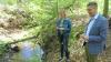Idyllischer Spielort: In Nähe des künftigen Waldkindergartens in Wiesentheid plätschert der Sambach. Ulrike Schwanfelder von den Kindergärten und Bürgermeister Klaus Köhler schauten sich das Waldstück an.